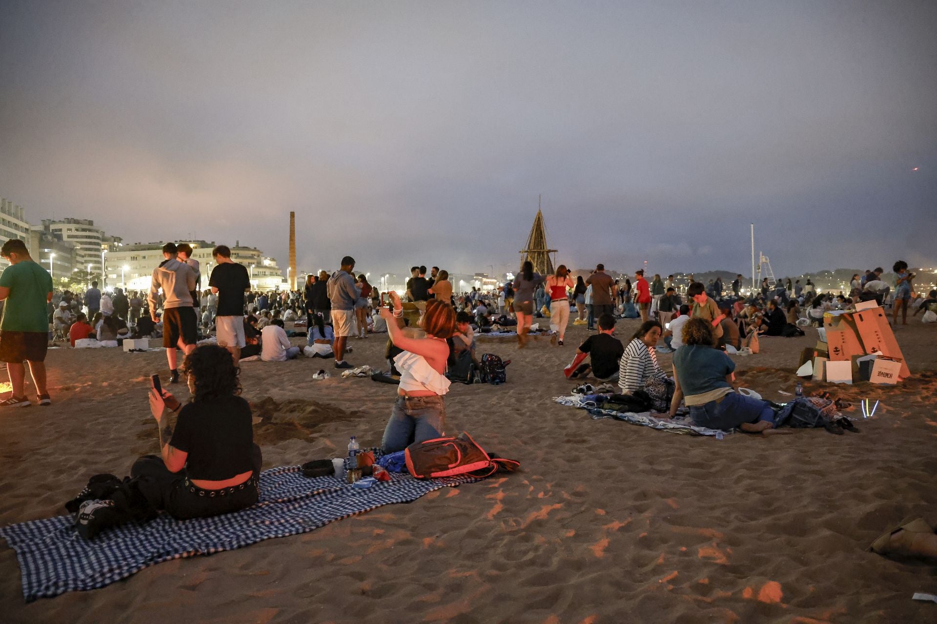 El fuego purifica Gijón en la noche de San Juan