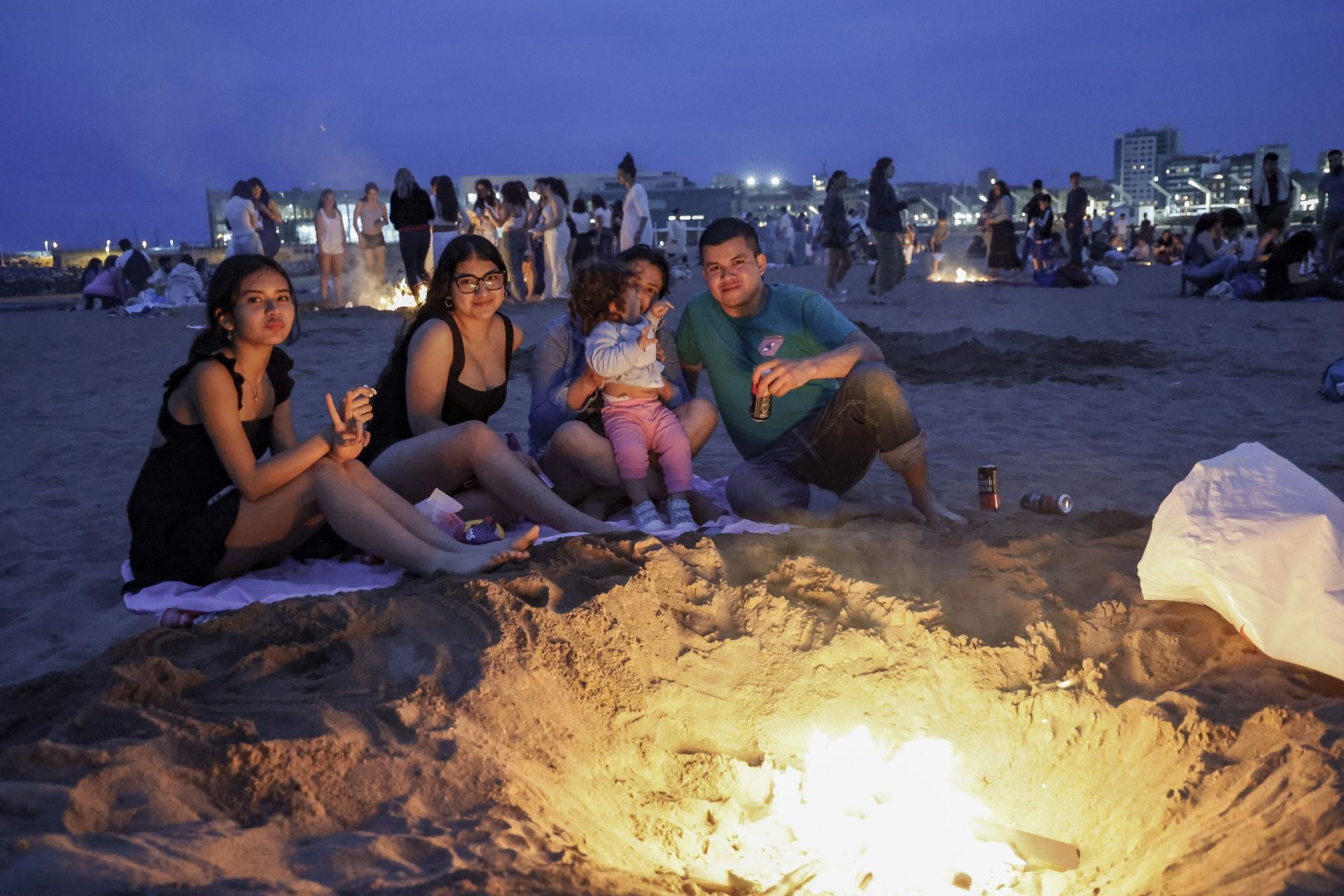 El fuego purifica Gijón en la noche de San Juan