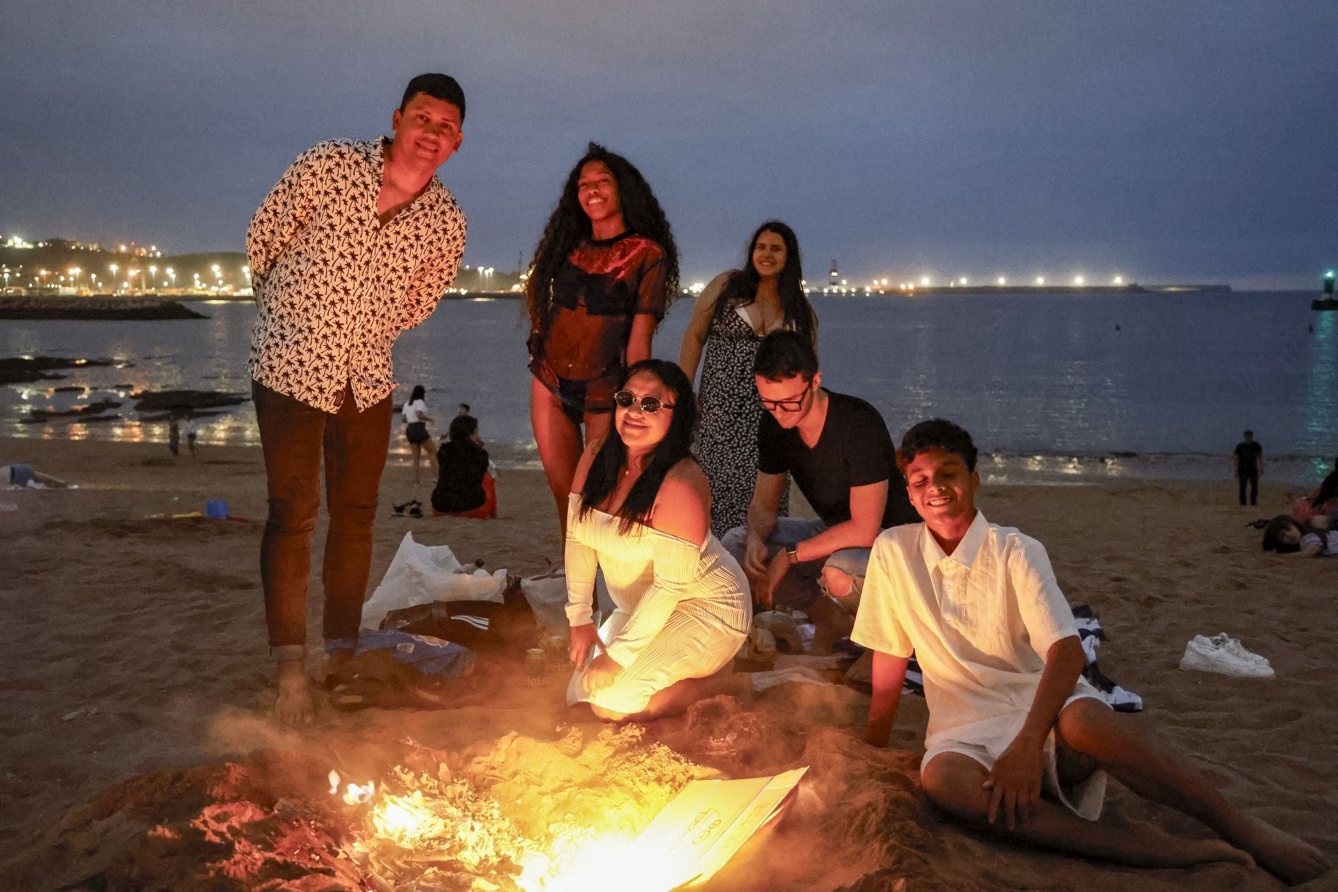 El fuego purifica Gijón en la noche de San Juan