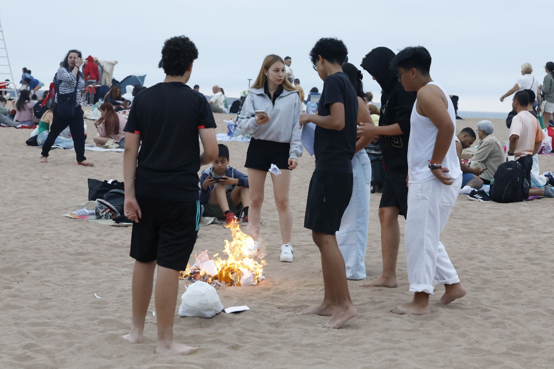 El fuego purifica Gijón en la noche de San Juan