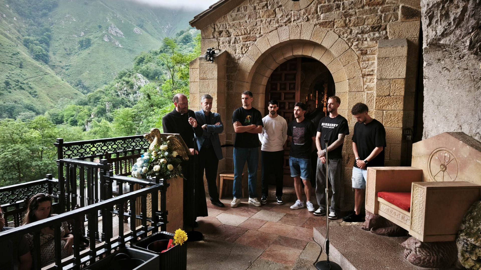 El Real Oviedo visita a la Santina en Covadonga