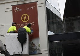 Durante la mañana de ayer se ultimaba la colocación del cartel en la antigua plaza del Pescado.