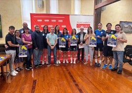 El alcalde, en el centro de verde, en la presentación del campeonato.