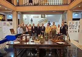 Los participantes en la presentación de la muestra en la Delegación de Defensa