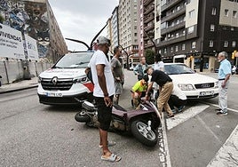 La motocicleta y el vehículo que colisionaron.