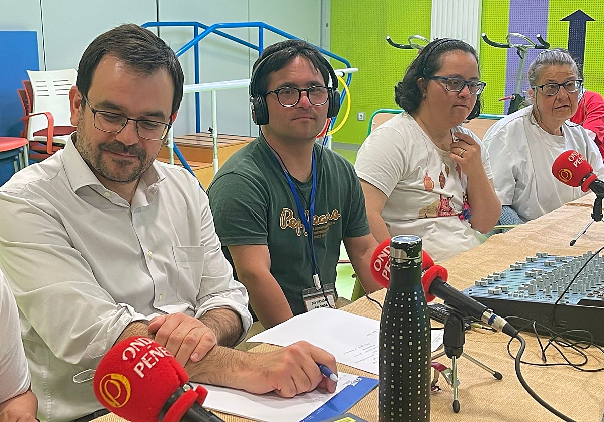 El presidente Gonzalo Olmos, en el centro de apoyo candasín