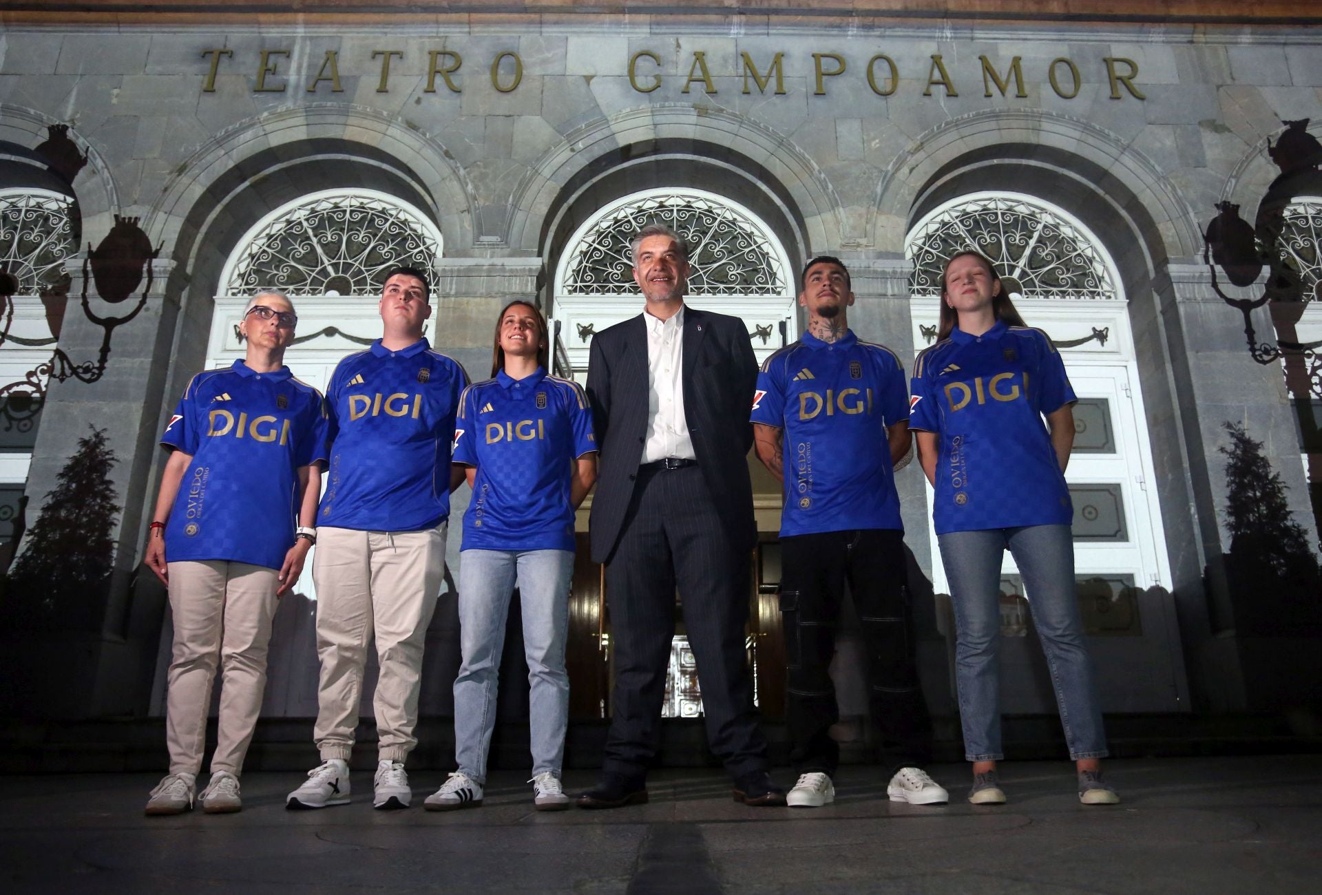 Las imágenes de la presentación de la nueva camiseta del Real Oviedo