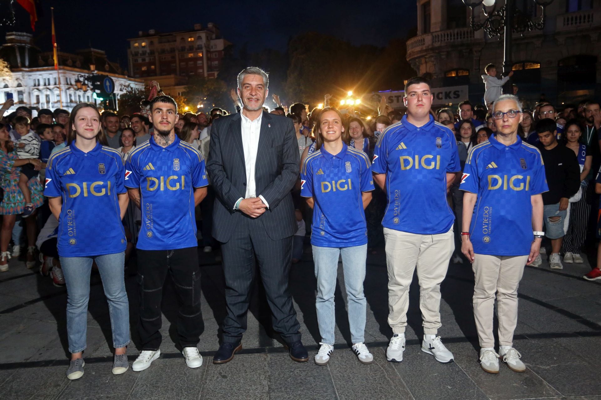 Las imágenes de la presentación de la nueva camiseta del Real Oviedo