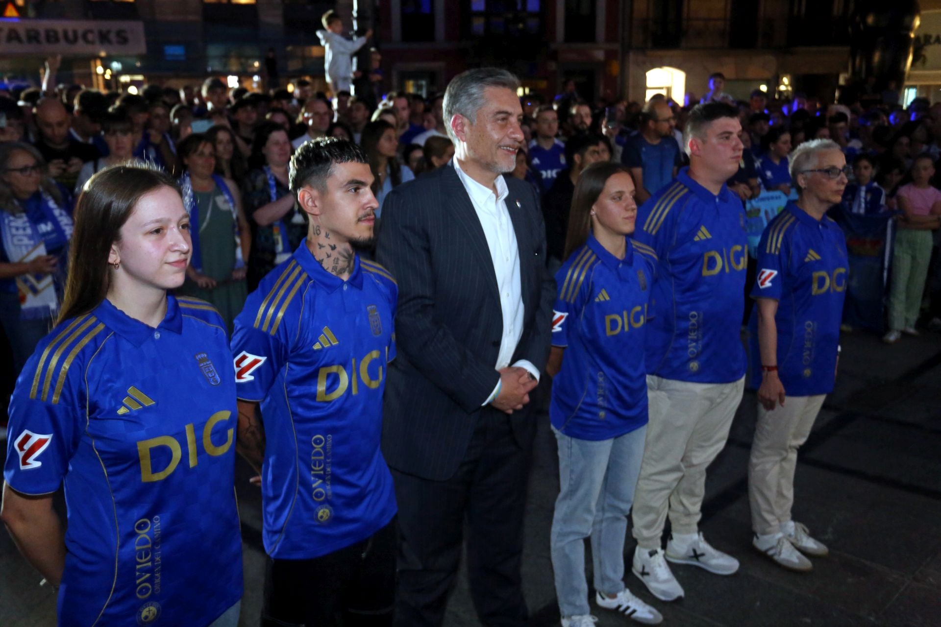 Las imágenes de la presentación de la nueva camiseta del Real Oviedo