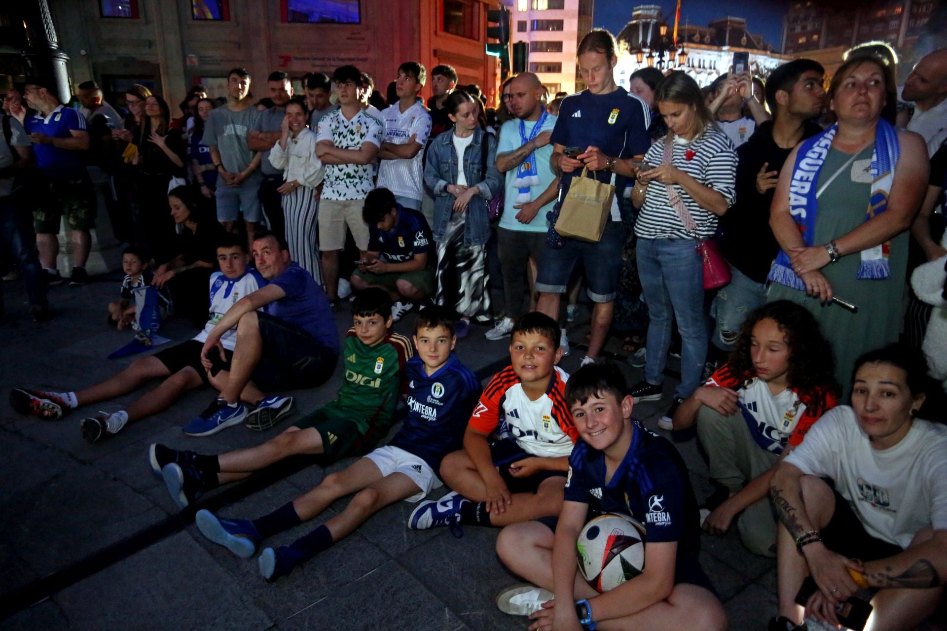 Las imágenes de la presentación de la nueva camiseta del Real Oviedo