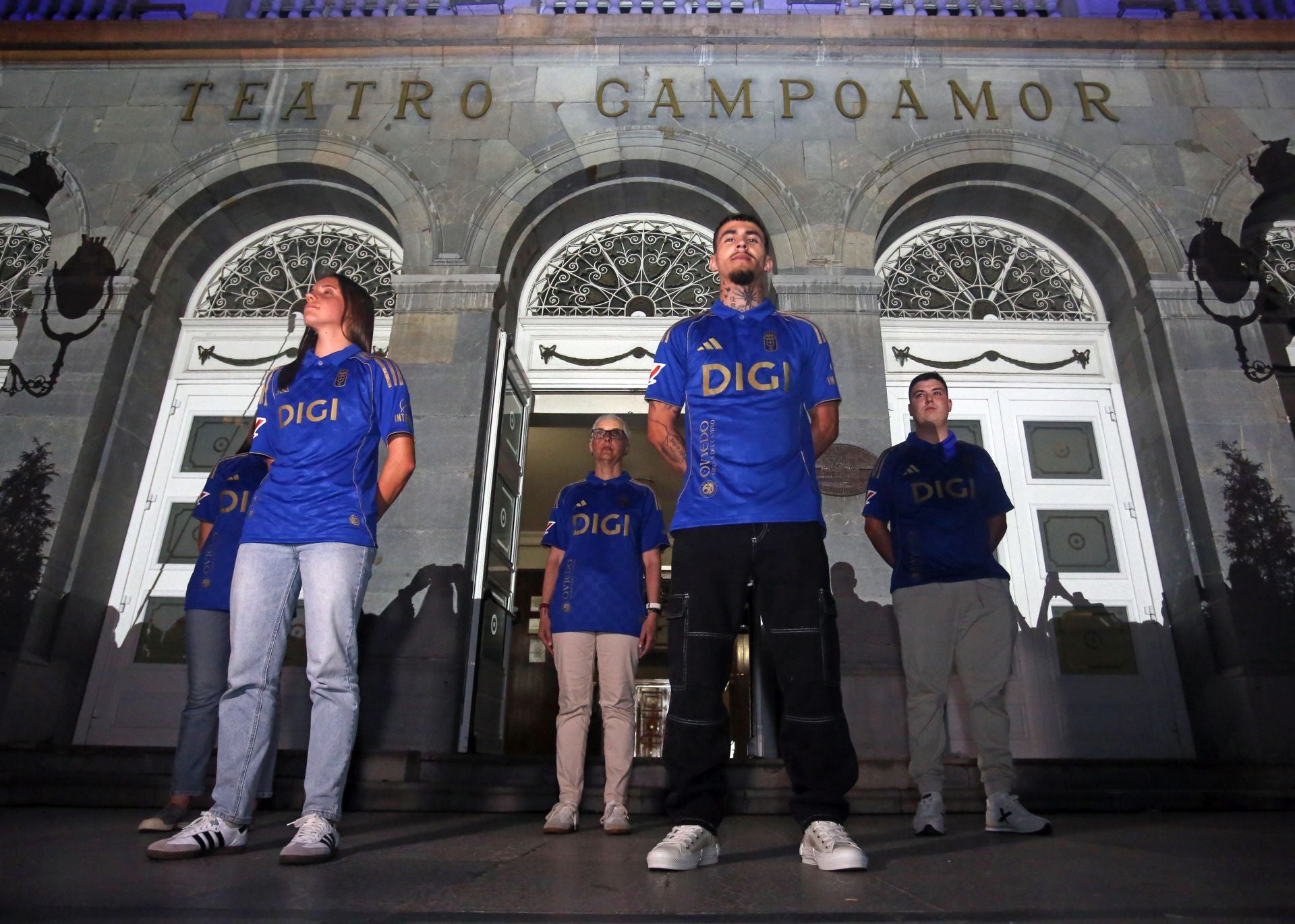Las imágenes de la presentación de la nueva camiseta del Real Oviedo