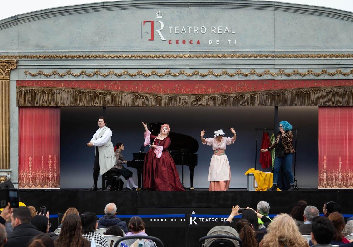 'La Carroza del Teatro Real', el broche a las Fiestas de San Agustín de Avilés