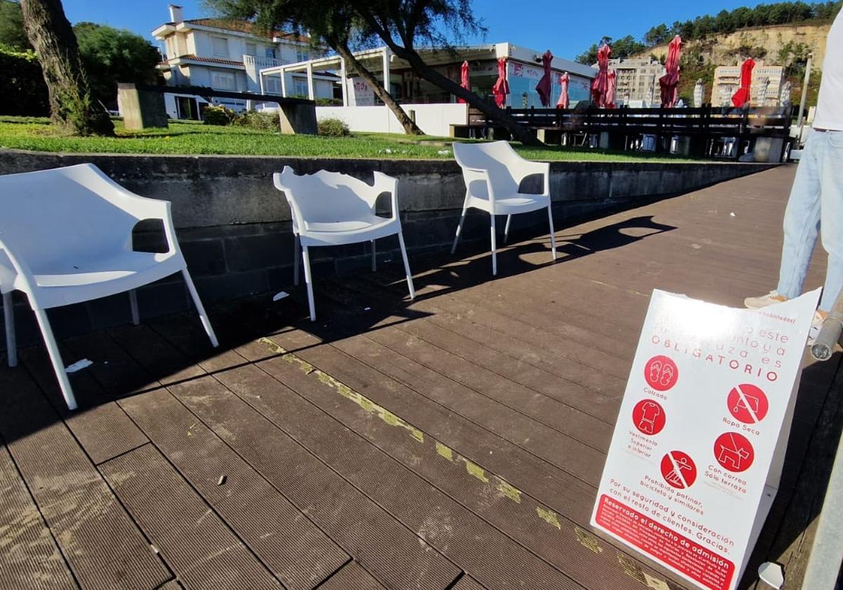 Los presuntos autores de estos daños también los habrían provocado en tres vehículos estacionados en Salinas, con la rotura de retrovisores, limpiaparabrisas y cristales