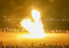 Los gijoneses rodearon la pira de cuatro metros para celebrar la entrada del verano y bailar la danza prima.