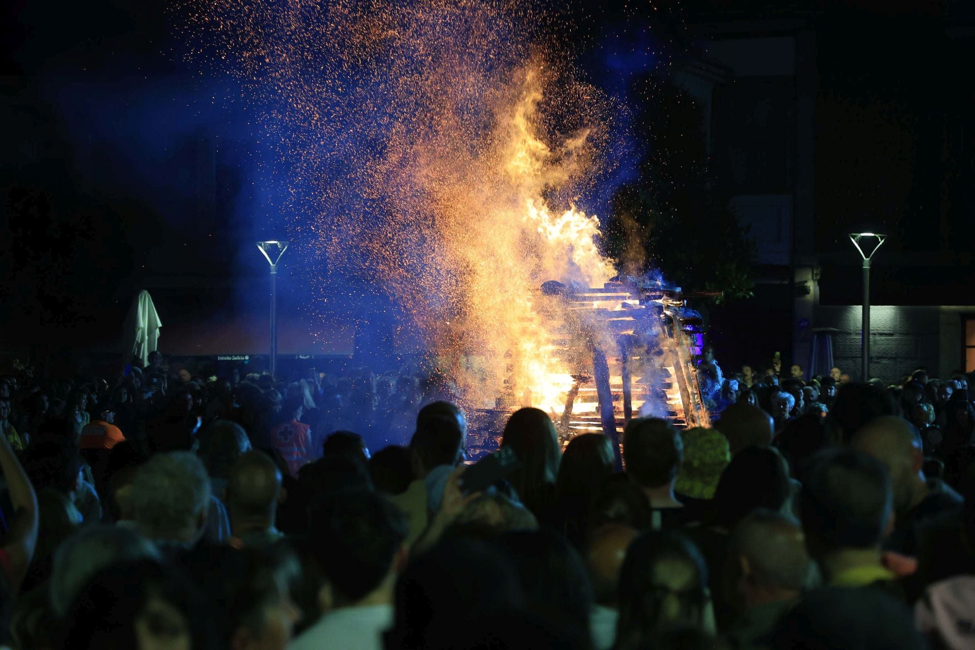 El fuego ilumina la gran noche de Mieres