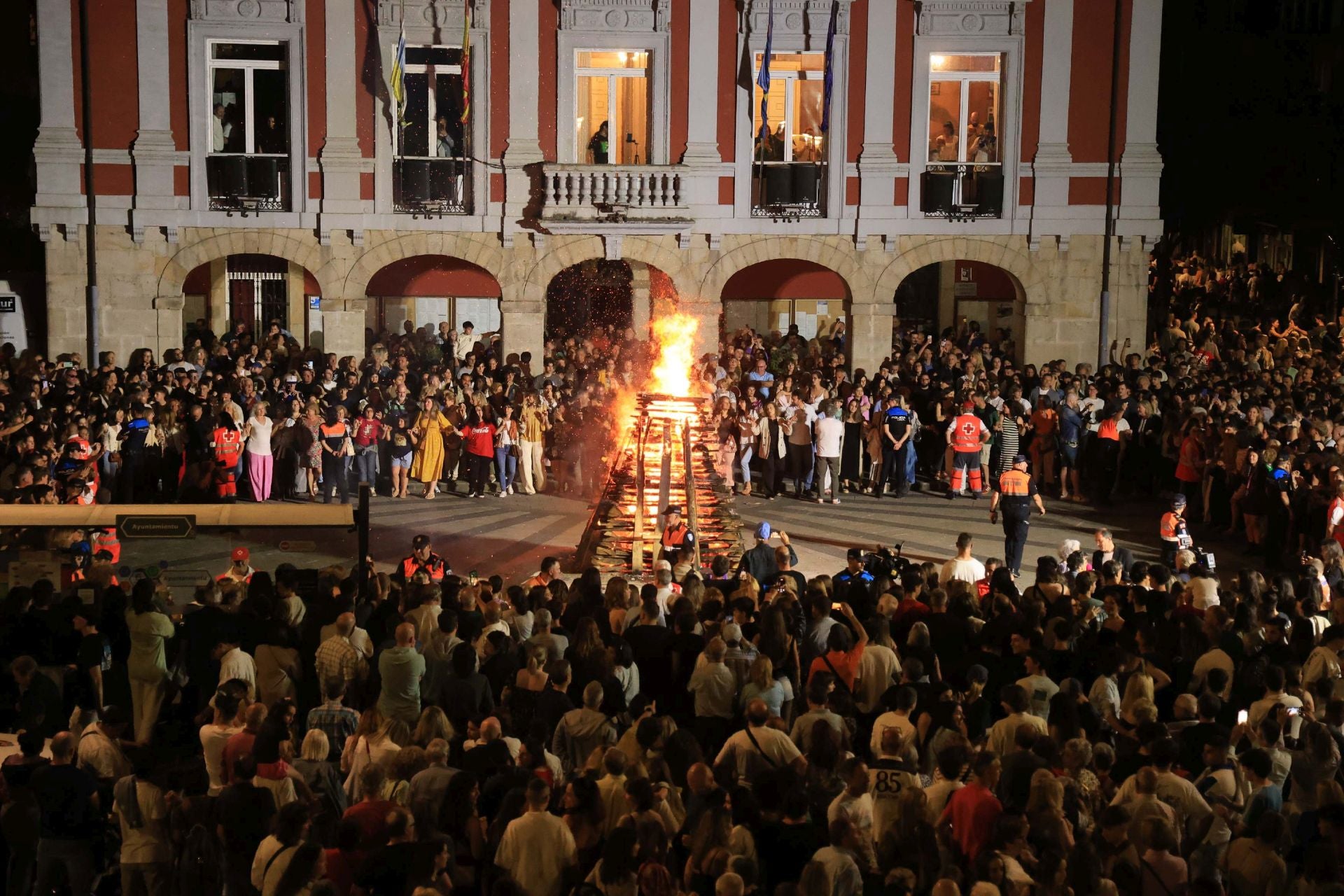 El fuego ilumina la gran noche de Mieres