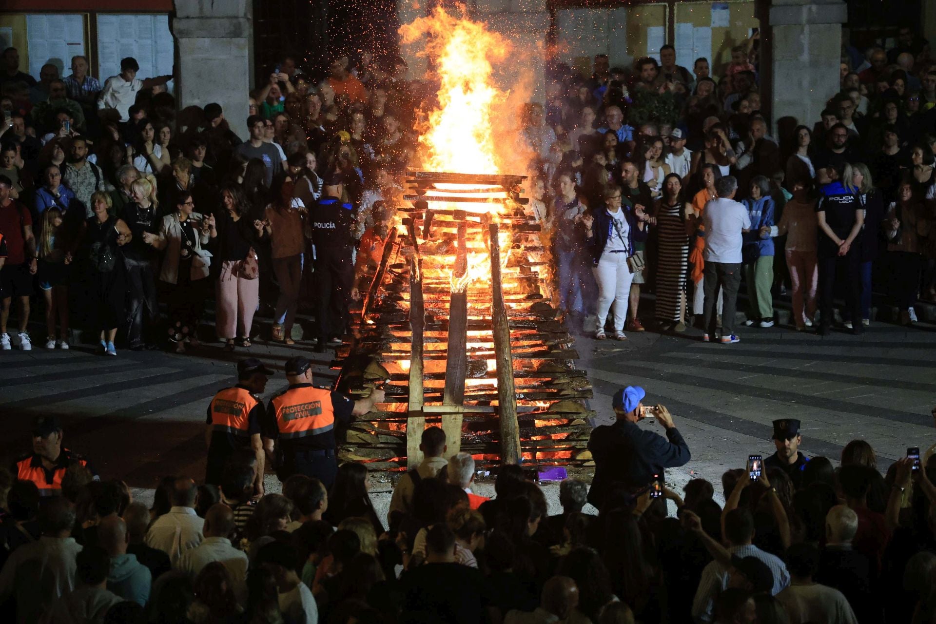 El fuego ilumina la gran noche de Mieres