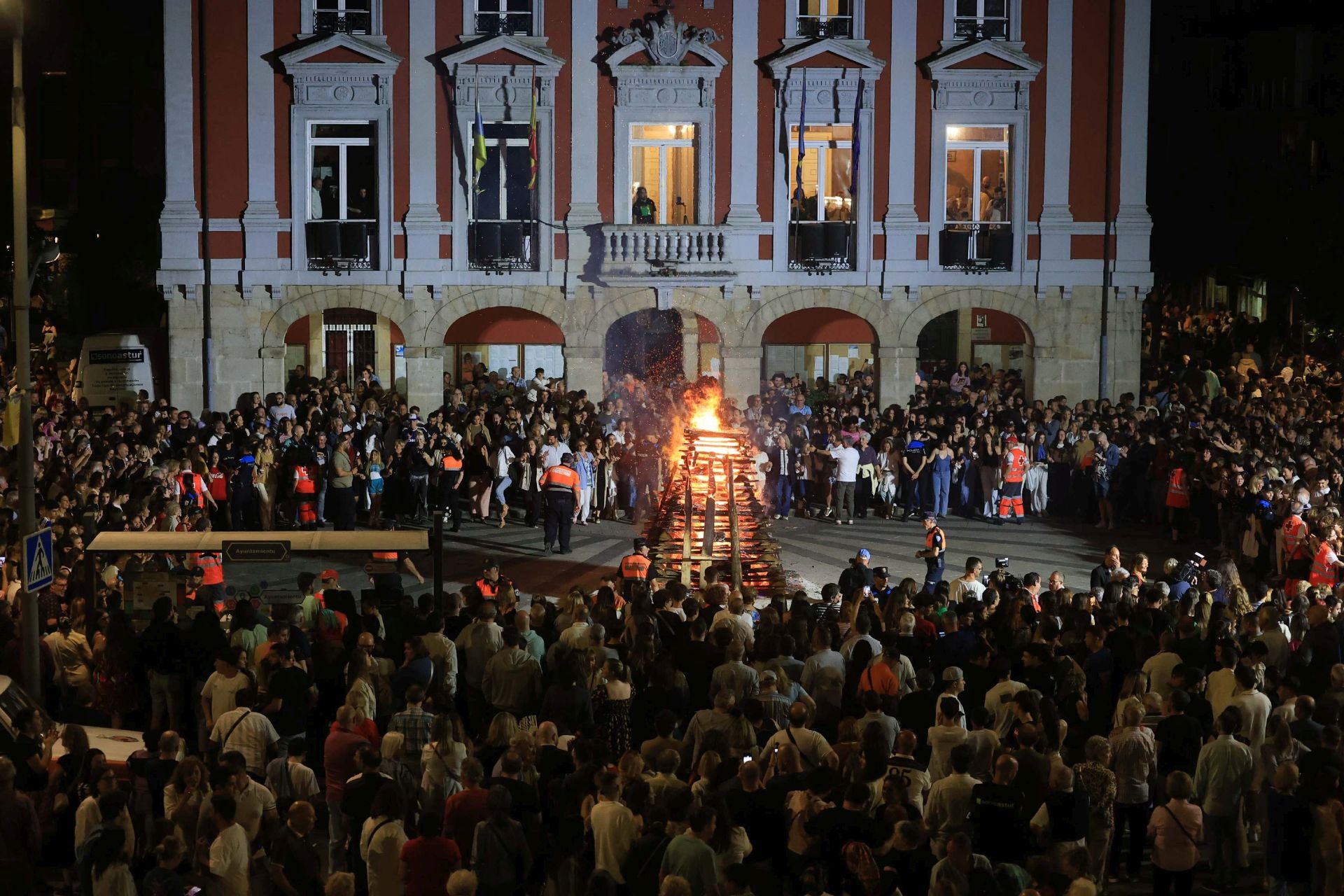 El fuego ilumina la gran noche de Mieres