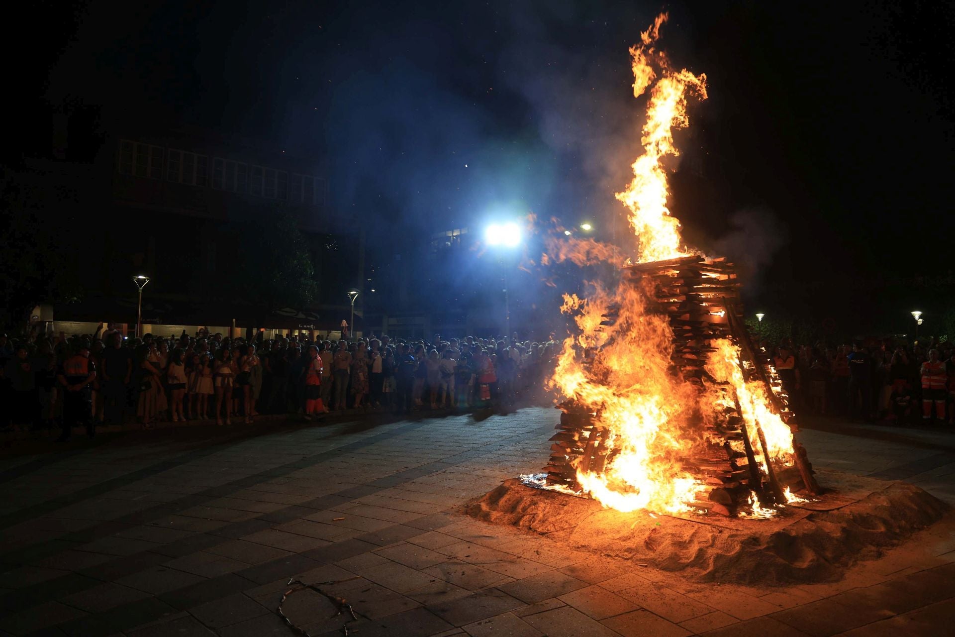 El fuego ilumina la gran noche de Mieres