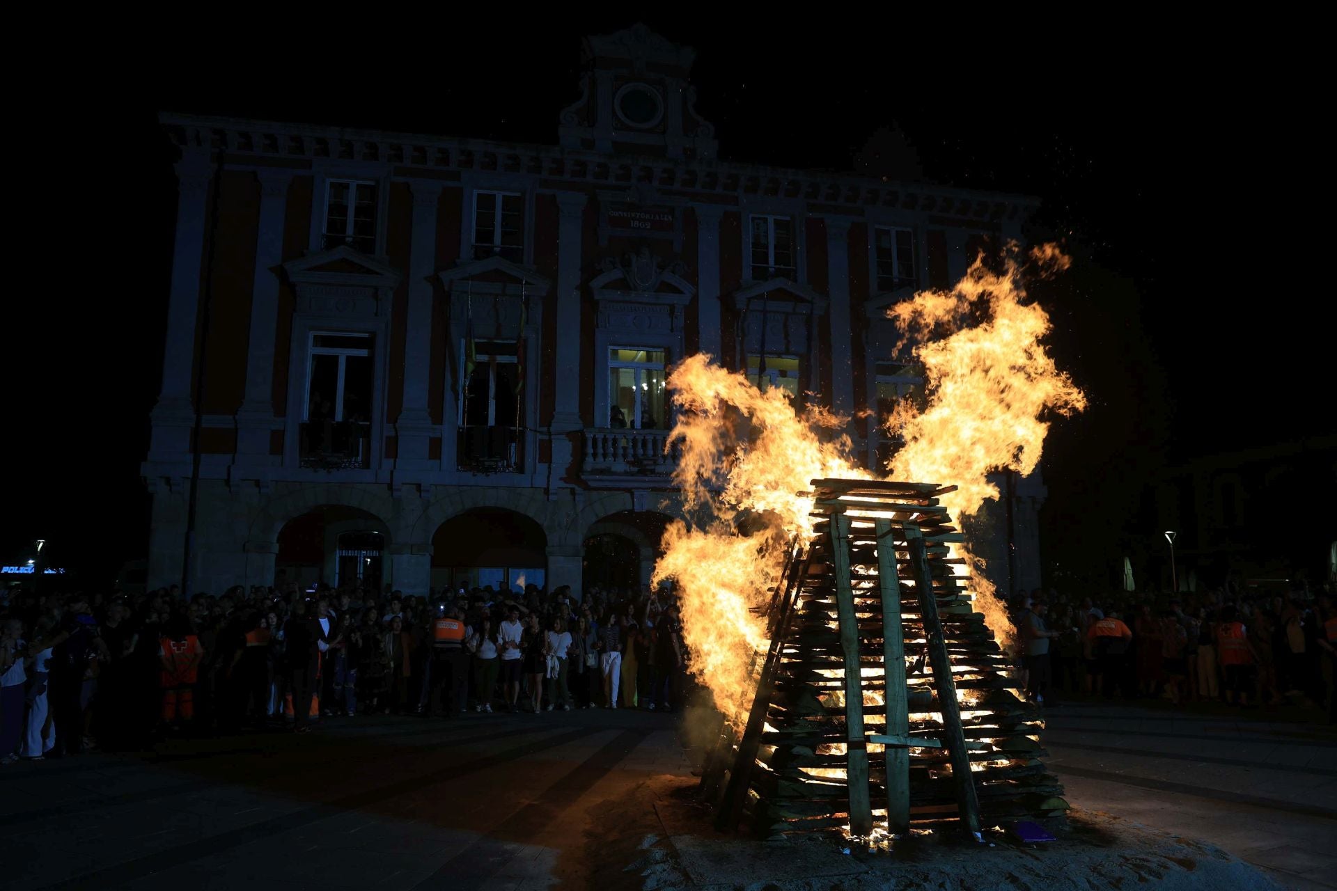 El fuego ilumina la gran noche de Mieres