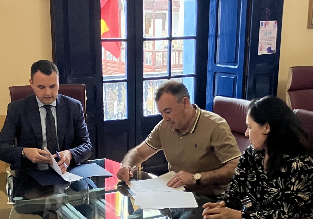Guillermo Peláez, José Luis Trabanco y Encarnación Vicente, durante la firma.