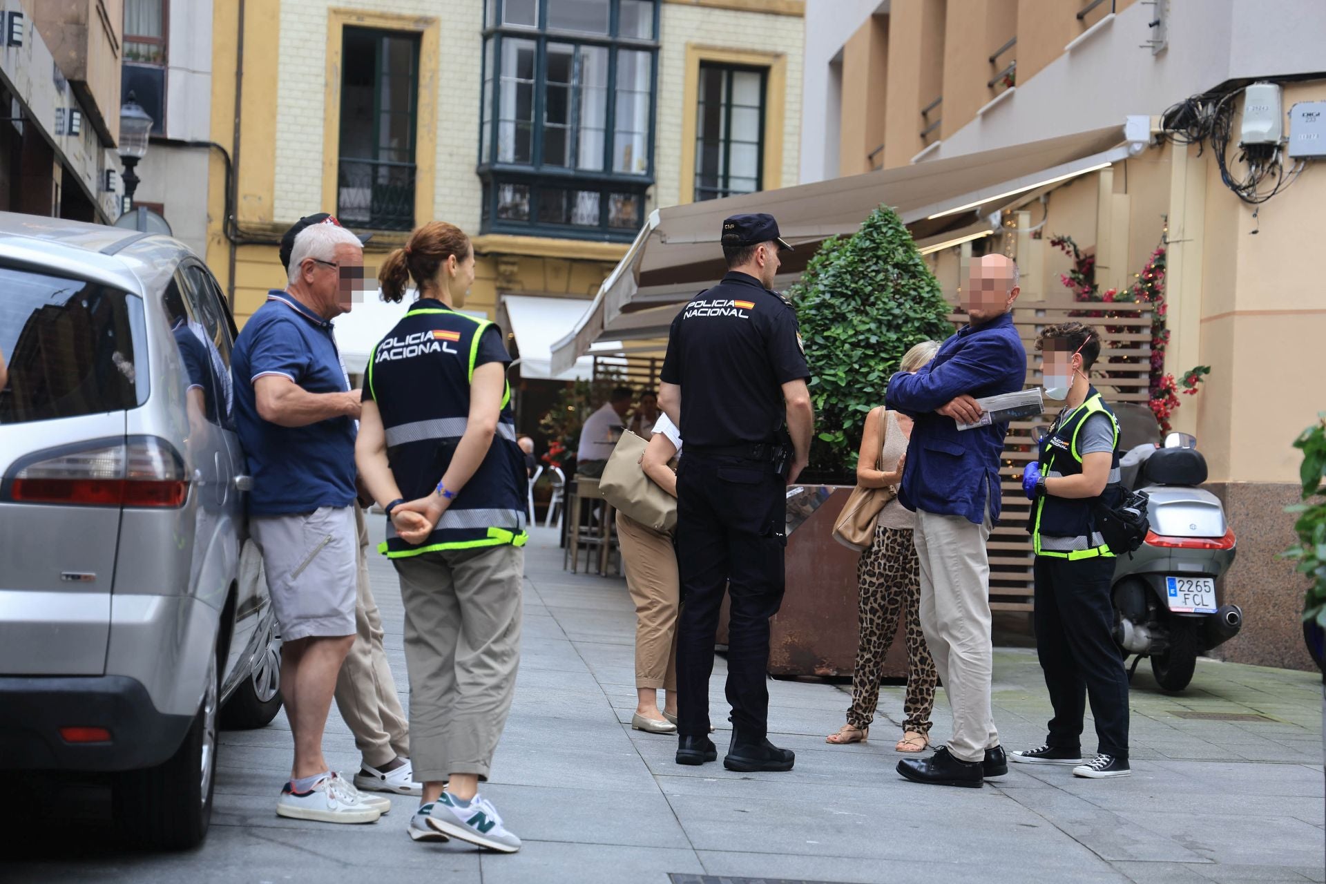 Las imágenes del registro que acabó con el hallazgo de un cadáver en un piso de Gijón
