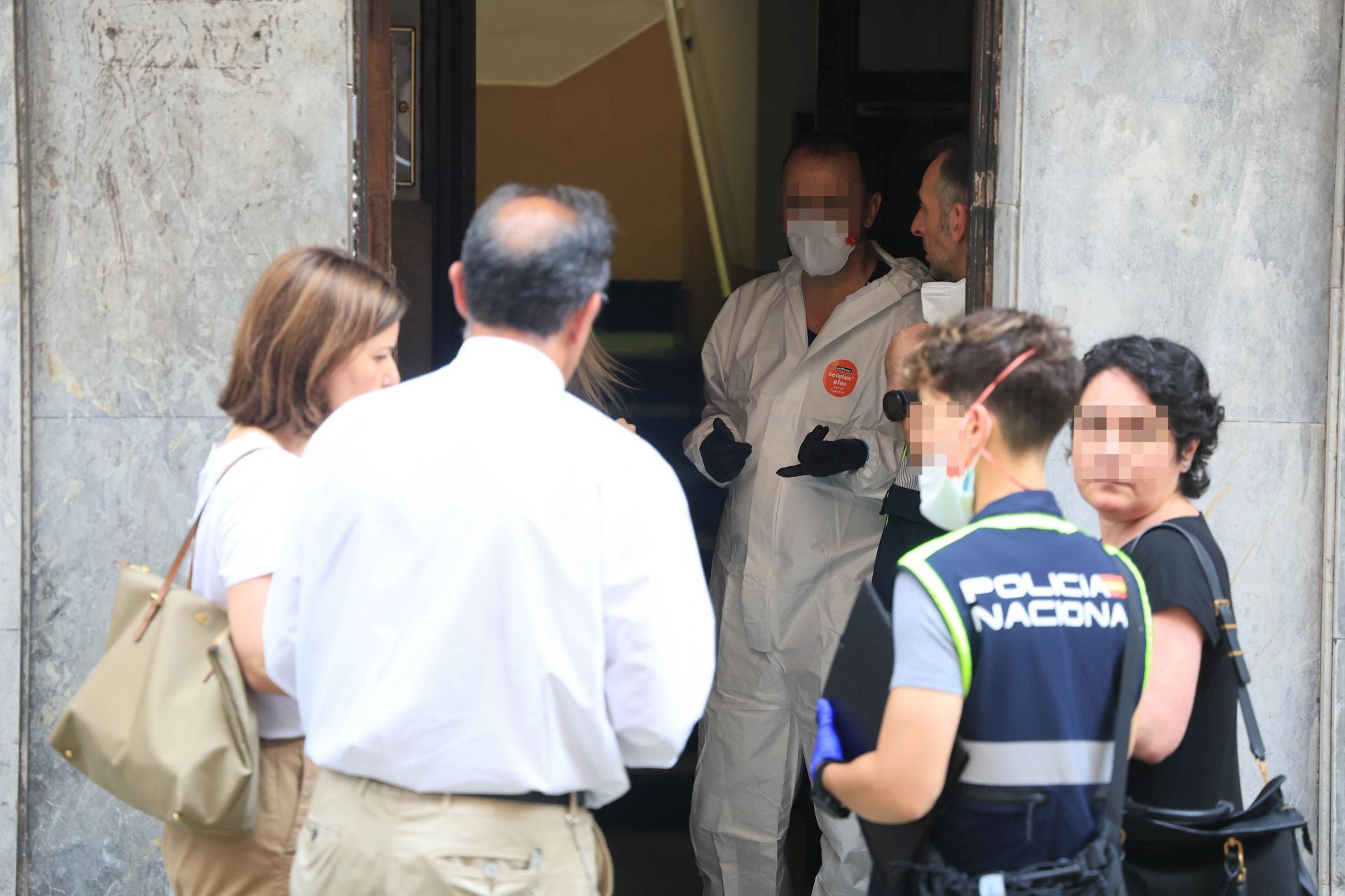 Las imágenes del registro que acabó con el hallazgo de un cadáver en un piso de Gijón