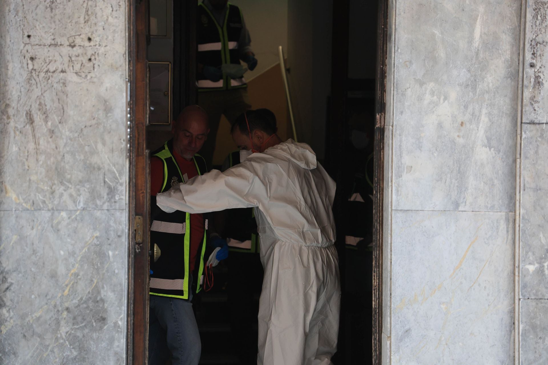 Las imágenes del registro que acabó con el hallazgo de un cadáver en un piso de Gijón