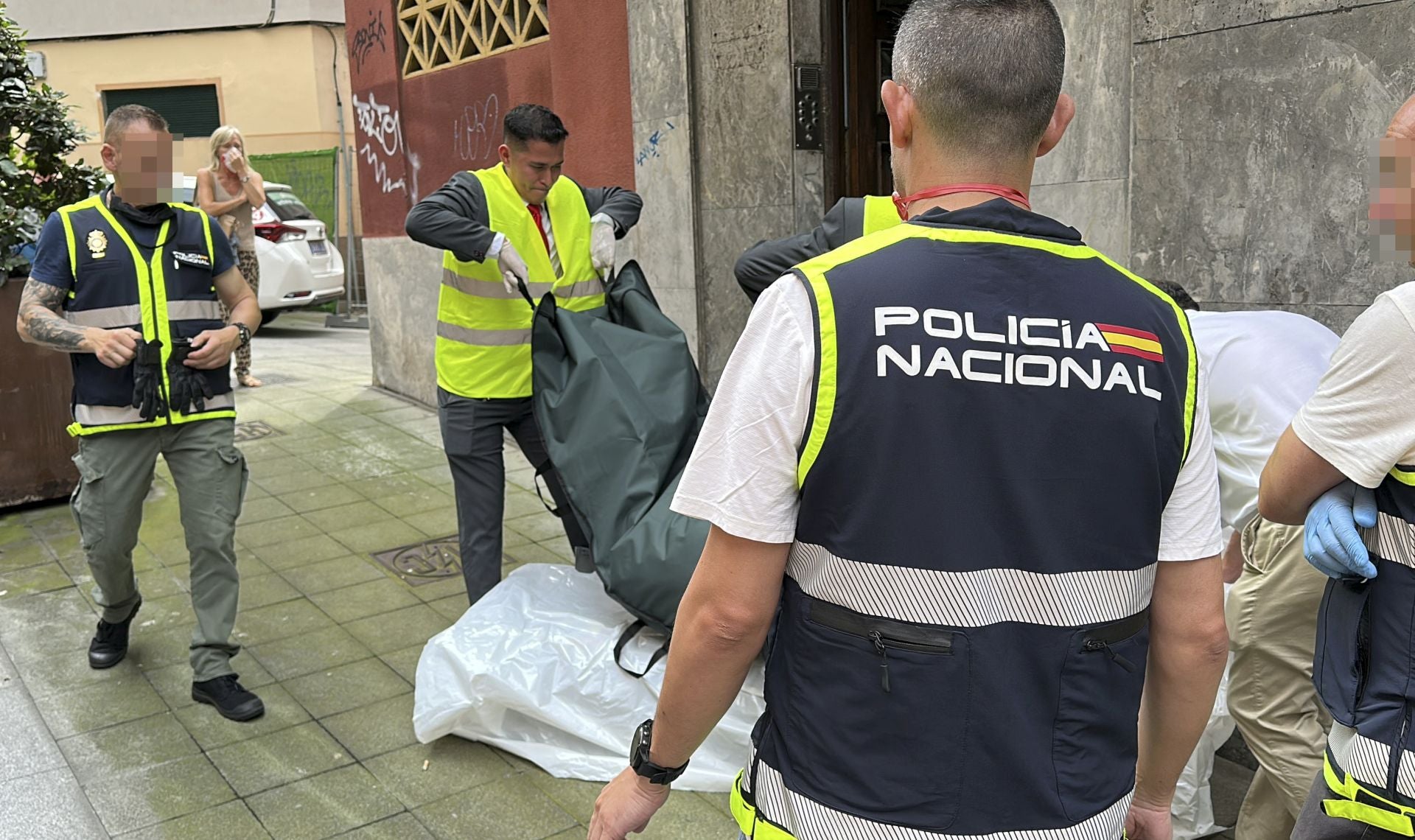 Las imágenes del registro que acabó con el hallazgo de un cadáver en un piso de Gijón