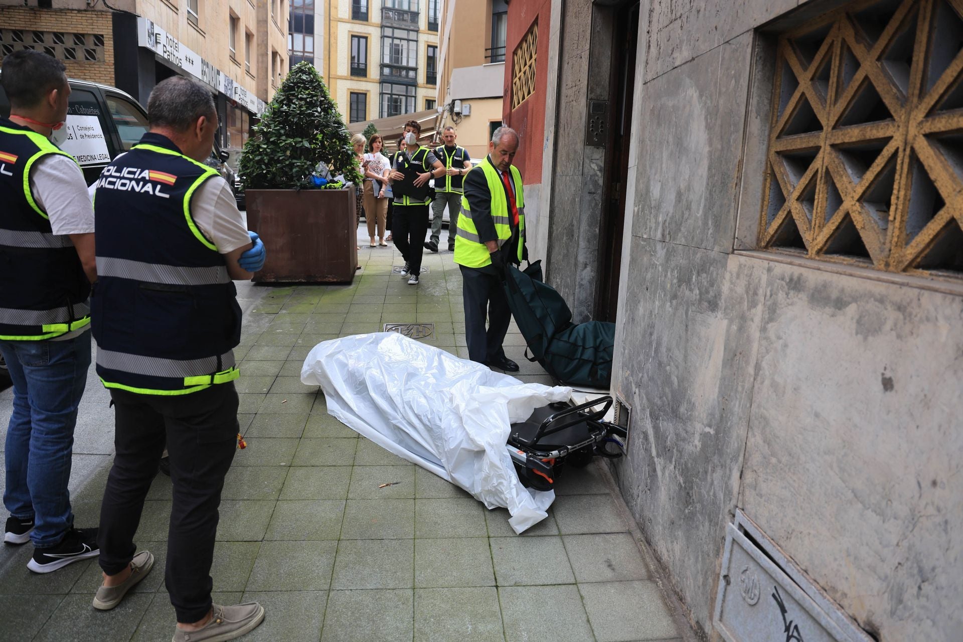 Las imágenes del registro que acabó con el hallazgo de un cadáver en un piso de Gijón