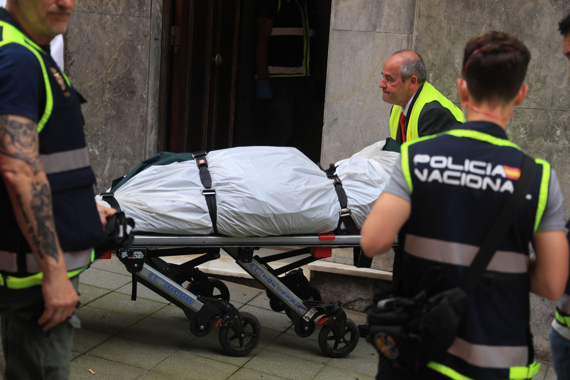 Las imágenes del registro que acabó con el hallazgo de un cadáver en un piso de Gijón