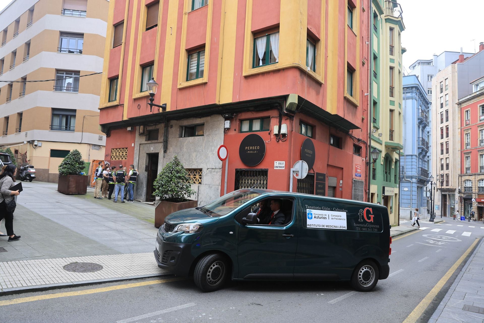 Las imágenes del registro que acabó con el hallazgo de un cadáver en un piso de Gijón