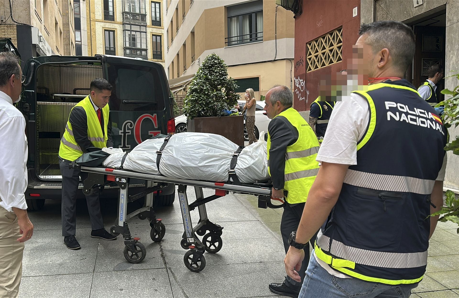 Las imágenes del registro que acabó con el hallazgo de un cadáver en un piso de Gijón