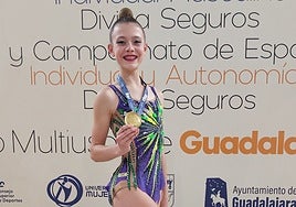 Nayara Vázquez, con su medalla de campeona de España junior.