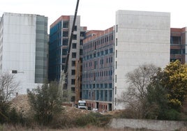 Desmontaje de un grúa en el mes de febrero en el Hospital Universitario de Cabueñes.