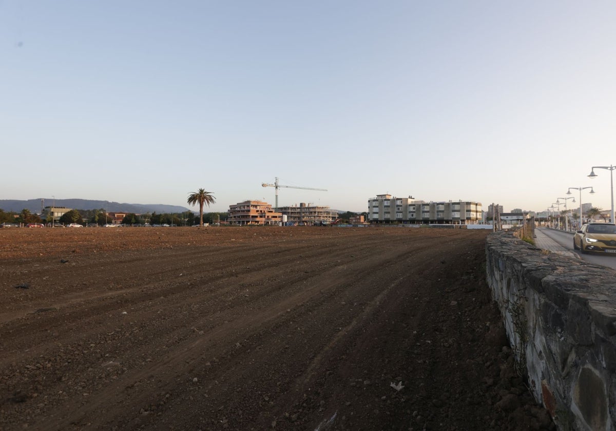 Terrenos en primera línea de costa que albergarán la futura playa verde.