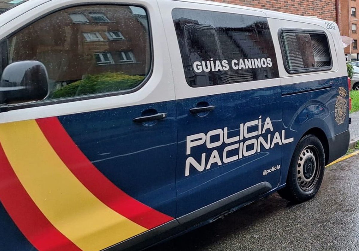 Furgón de la Policía Nacional en Avilés.