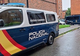 Furgón de la Policía Nacional en Avilés.
