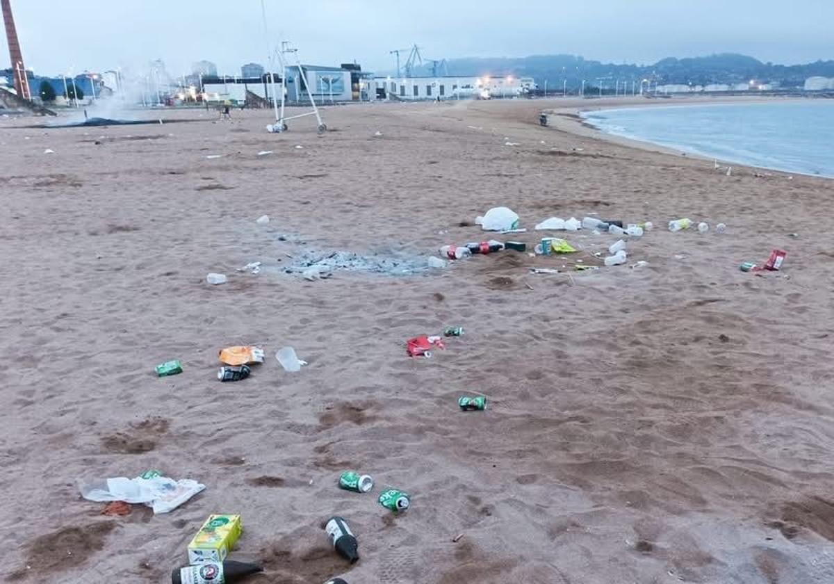 Así quedó la playa de Poniente, en Gijón, tras los festejos de San Xuan