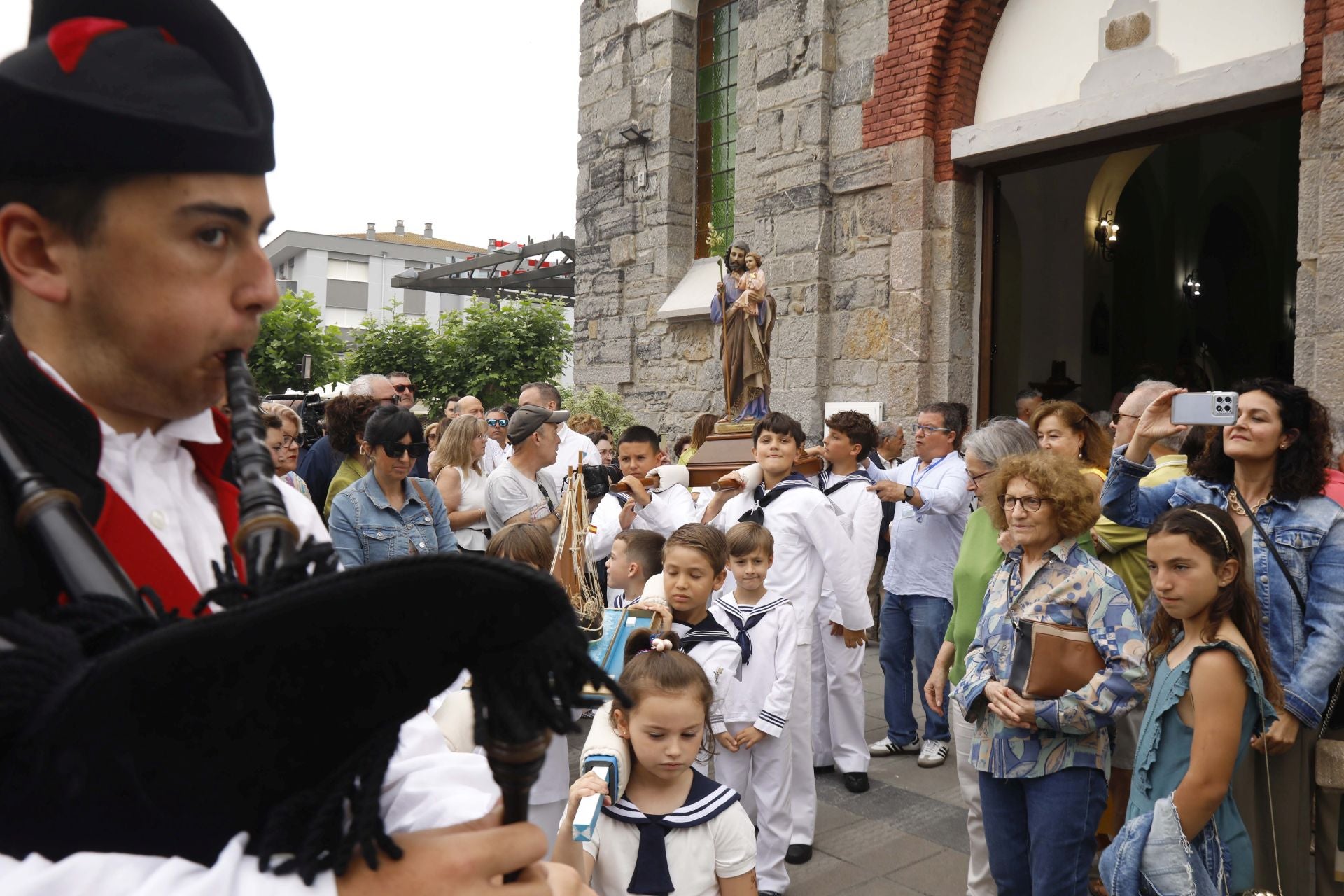 San Juan de la Arena celebra su procesión marinera, declarada de Interés Turístico