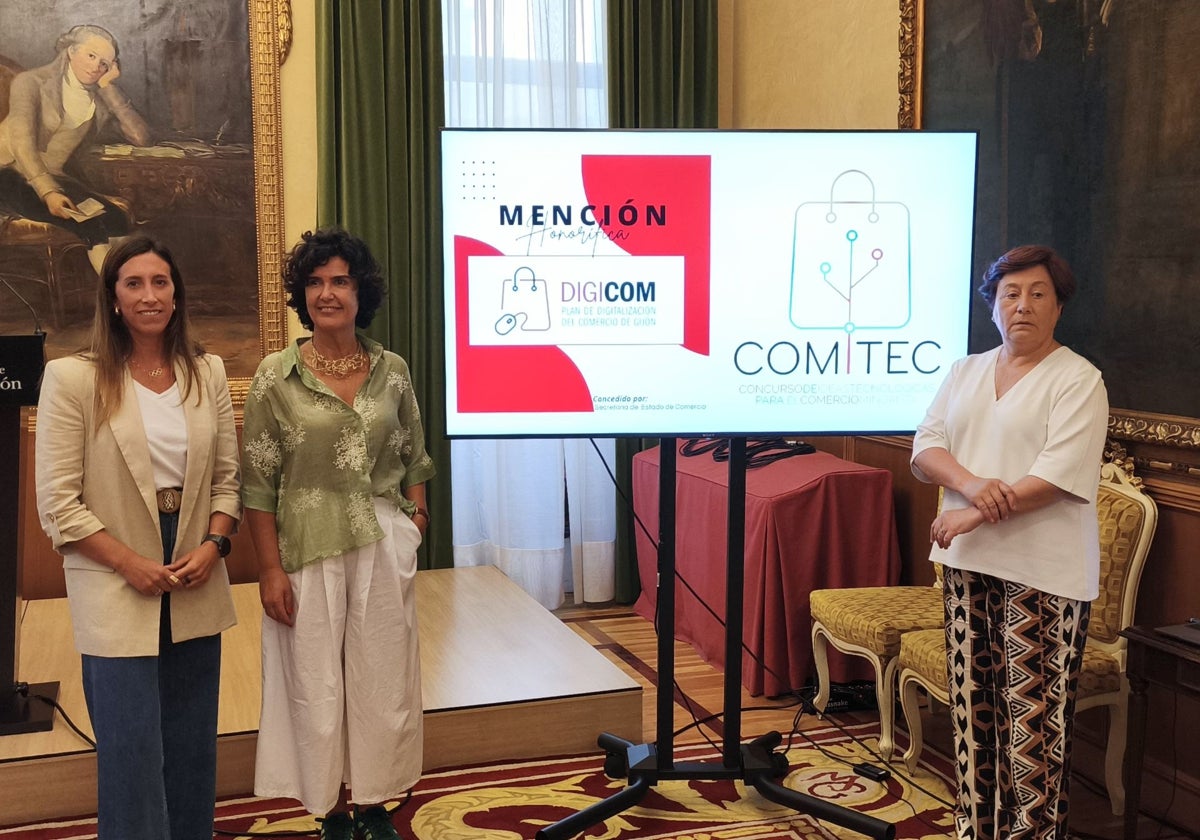 Ángela Pumariega, Sara Menéndez y Carmen Moreno, durante el anuncio del premio recibido.