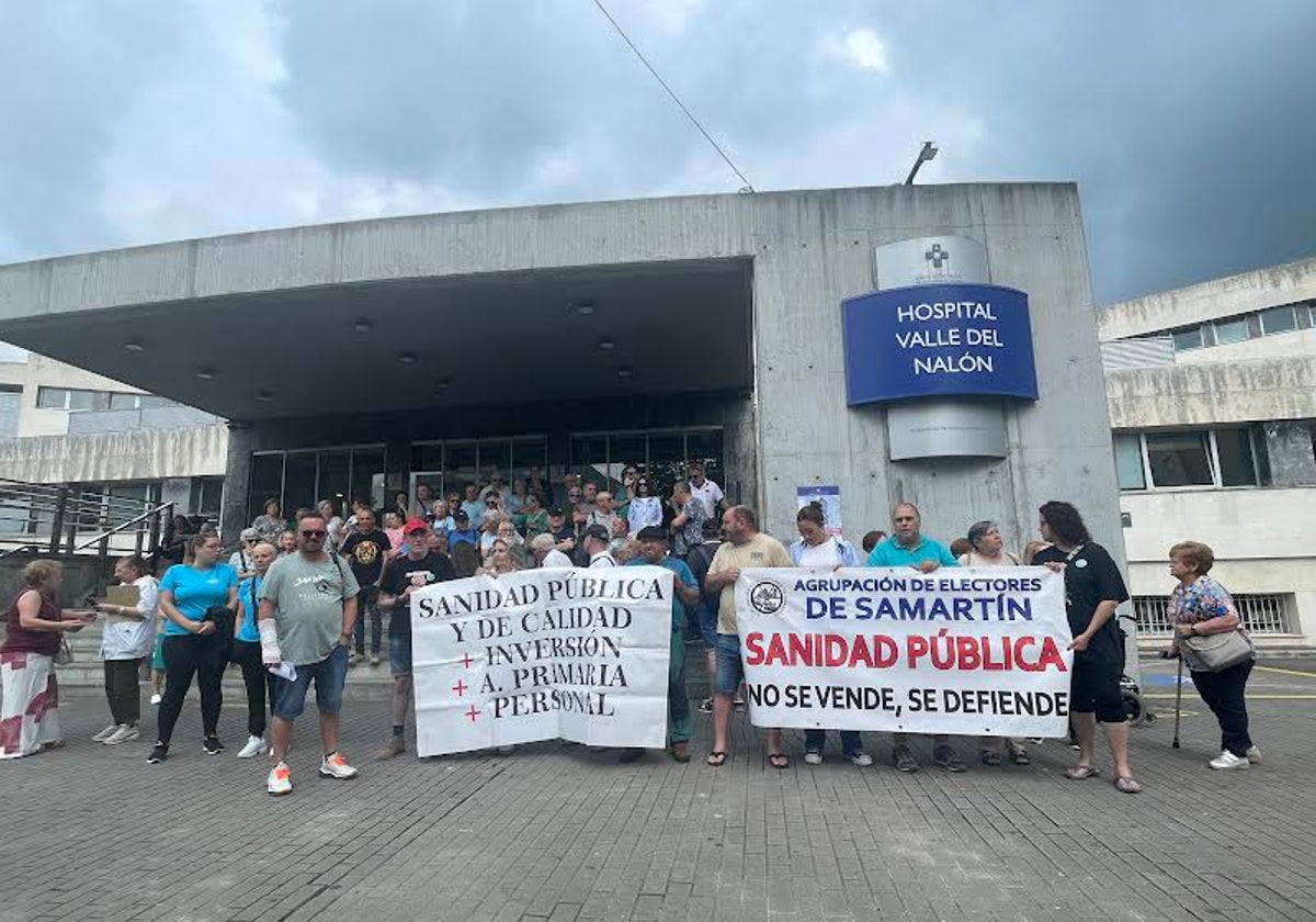 Protesta contra la fusión de áreas realizada en la entrada del Hospital Valle del Nalón