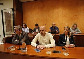 La concejala Cristina Fernández del Viso, en la segunda bancada del PP en el salón de plenos, leyendo notas en su tablet.