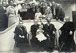 El deán José Cuesta en una fotografía familiar en blanco y negro, que aún conserva Loreto Somolinos, vocal de la Asociación Amigos del Reino Astur.