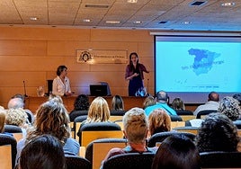 Mercedes de Soignie junto a Elisabeth Arrojo, la ponente en el Aula de Cultura de LA VOZ.