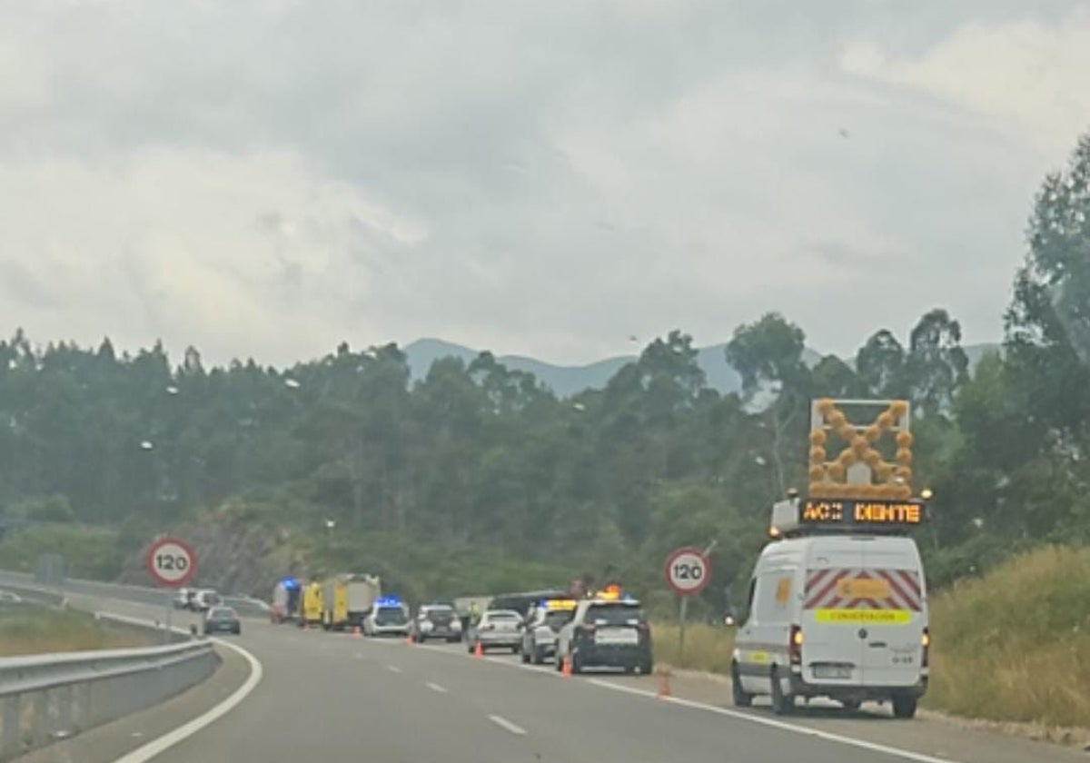 Los equipos de rescate e investigación, en la zona en la que ocurrió el accidente.