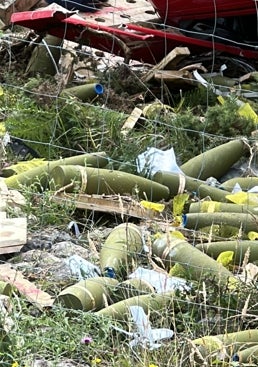 Imagen - Imagen del camión y de su carga, esparcida en la zona en que ocurrió el vuelco.