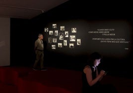 Dos visitantes de la muestra, la tarde de la inauguración.