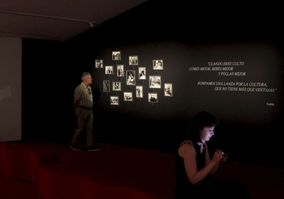 Dos visitantes de la muestra, la tarde de la inauguración.