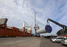 Carga de mercancías en los muelles del Puerto de Avilés.